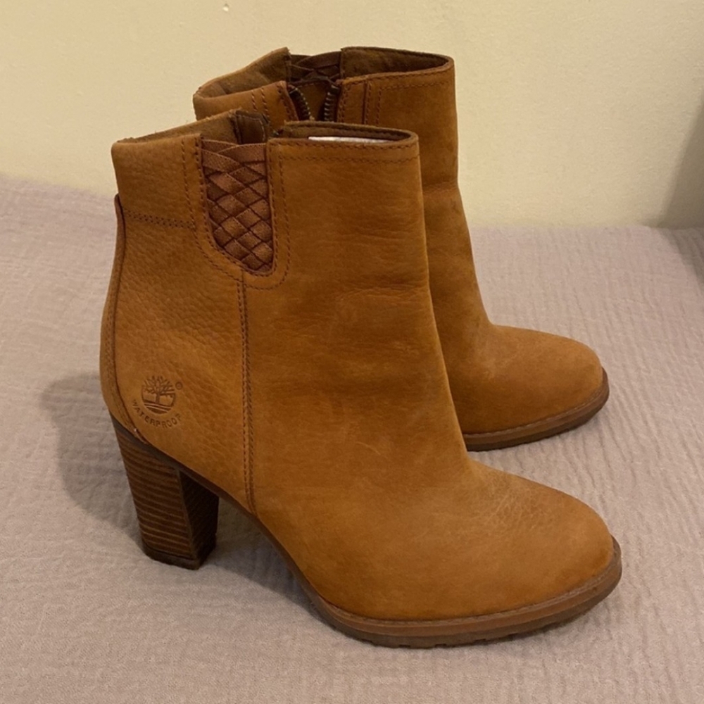 Timberland Tan Heeled Boots with Stacked Heel. Size 6.5